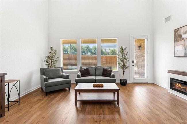 Building Photo - 1828 Walnut Grv Bnd