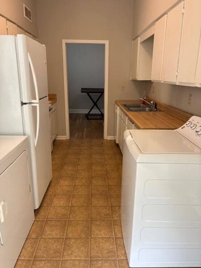 Building Photo - Spacious 1 bedroom/ 1 bath unit in Midtown...