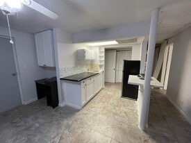 Building Photo - 4456 Frontier Way Northeast