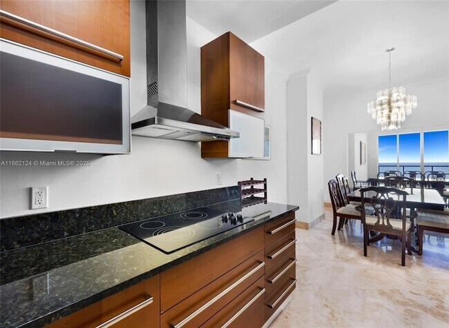 Building Photo - 704 N Ocean Blvd