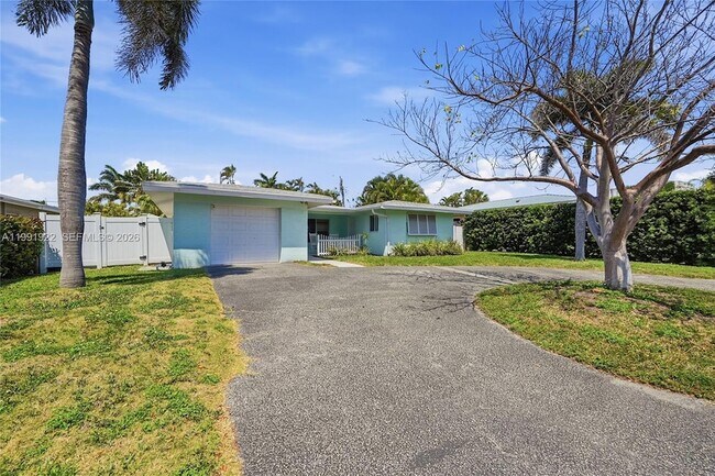 Building Photo - 2725 SE 2nd Ct