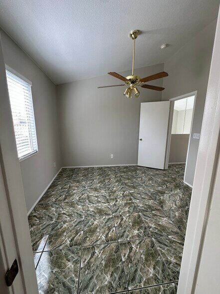 Building Photo - 4160 Country Garden Ave