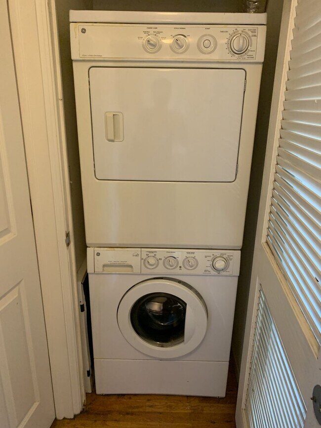 Building Photo - 1943 W Chase Ave