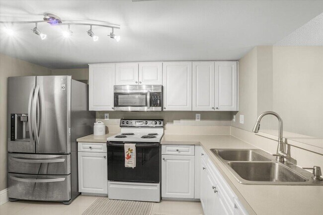 Building Photo - 520 SE 5 Ave