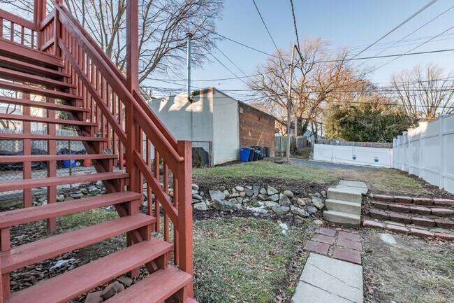 Building Photo - 1031 Northampton St