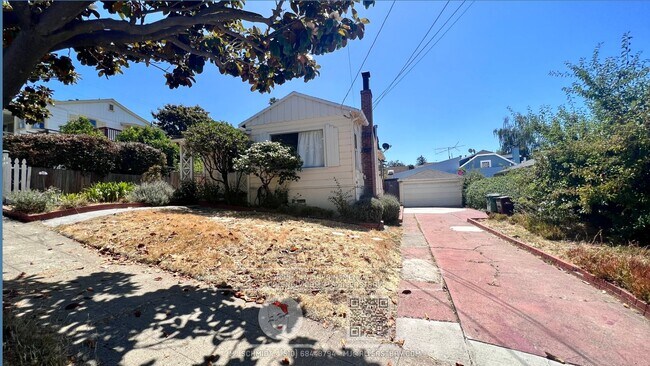 Building Photo - Spacious 2 bedroom Home w/ Backyard, Garag...