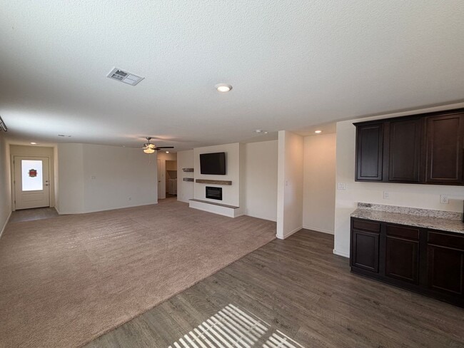 Building Photo - 3 Bedroom Single Story Home Available Near Huning Ranch Loop SW & Main St NW in Los Lunas!