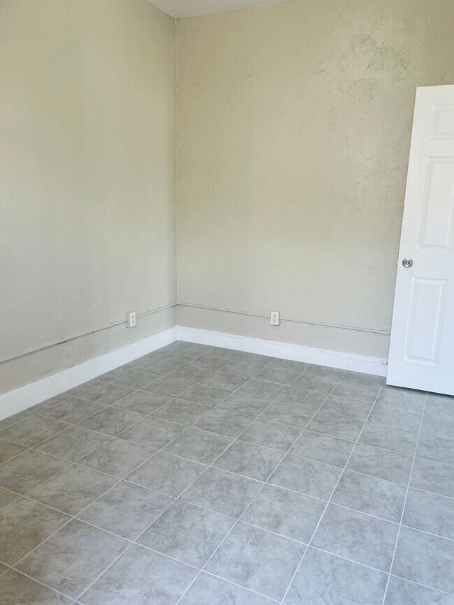 Building Photo - Fully Remodeled Charming Historic 2 Bed 1 ...