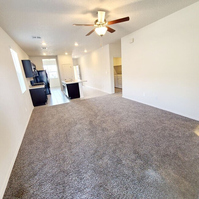 Building Photo - MOVE IN SPECIAL! 3 bed 2 bath home in Huning Ranch