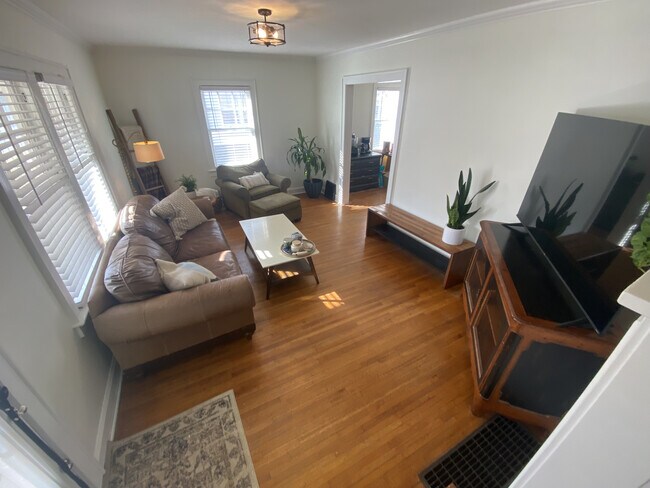 Building Photo - 930 E 56th St