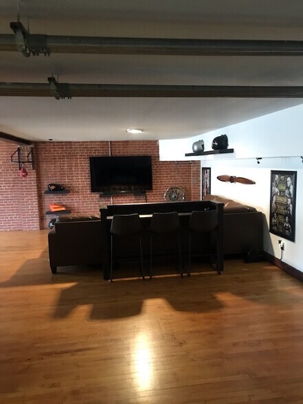 Building Photo - 115 E Tyler St