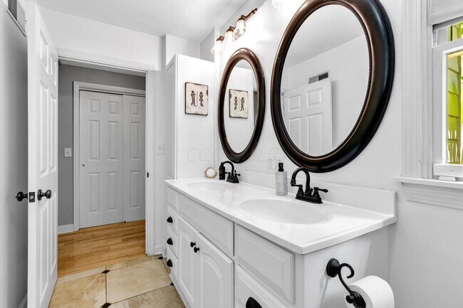 Building Photo - 7093 S Section Line Rd