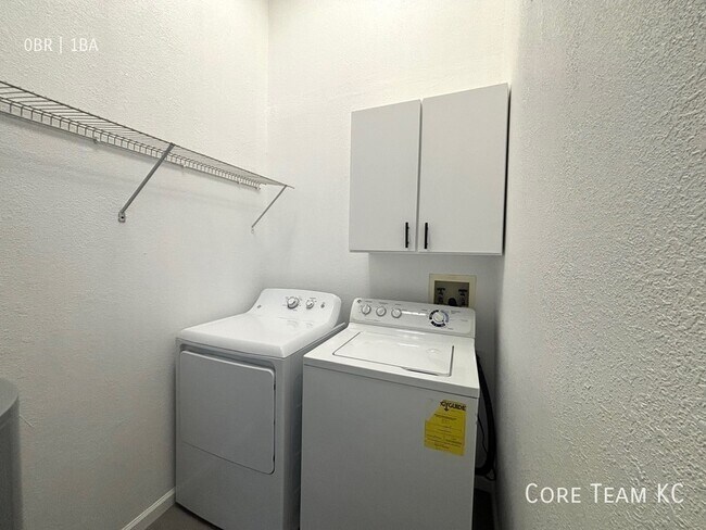 Building Photo - 320 W 7th St