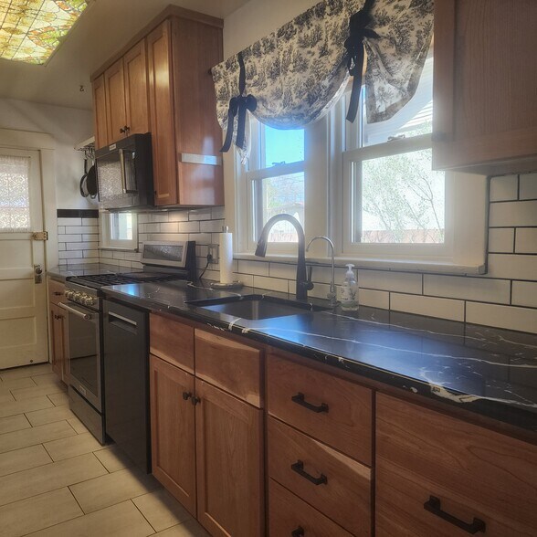 Building Photo - 115 W Vista