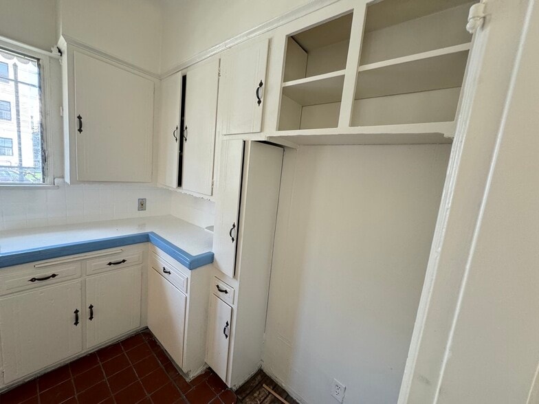 Building Photo - 422 S Detroit St