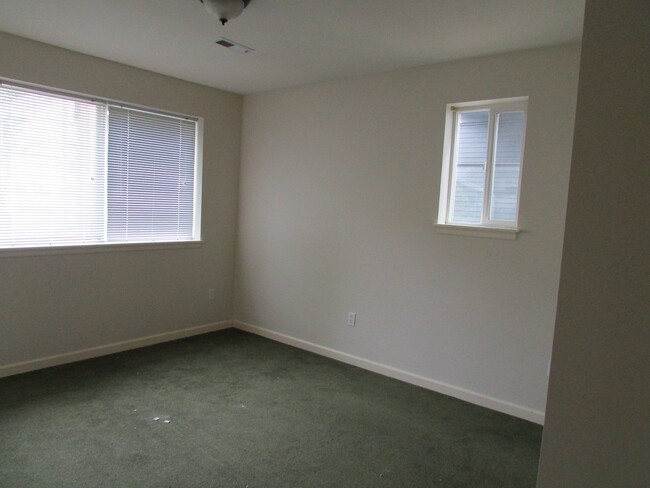 Building Photo - Pre - Leasing Excellent 7 Bedroom/3 Bathro...