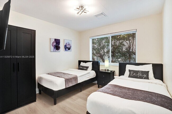 Building Photo - 1018 Adams St