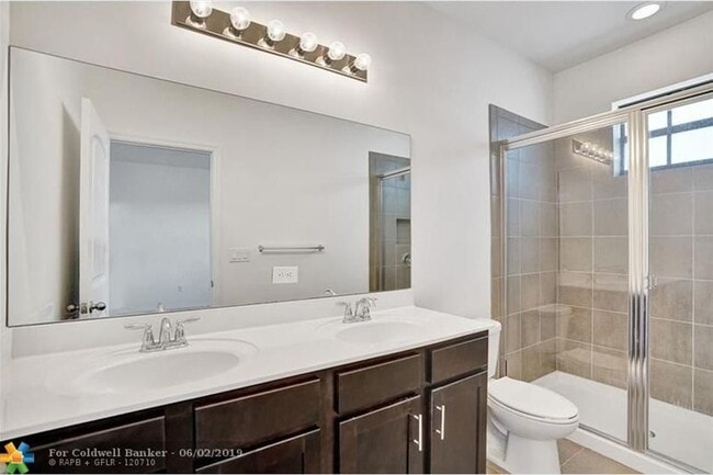 Building Photo - Beautiful Townhouse 3 -2.5 baths