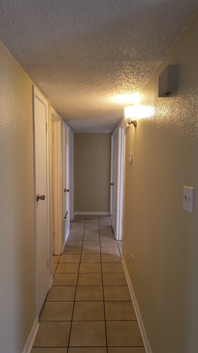 Building Photo - 2601 S Belair Dr