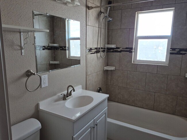 Building Photo - Beautiful 3 bedroom 2 bathroom home