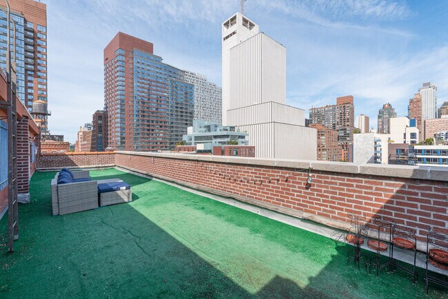 Building Photo - 735 10th Ave