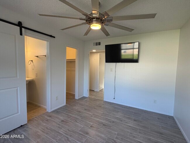 Building Photo - 4140 W Paradise Dr