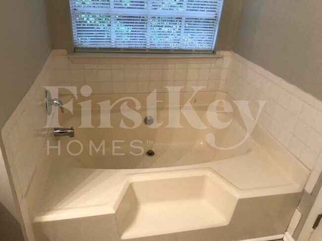 Building Photo - 120 Cinnamon Fern Cir