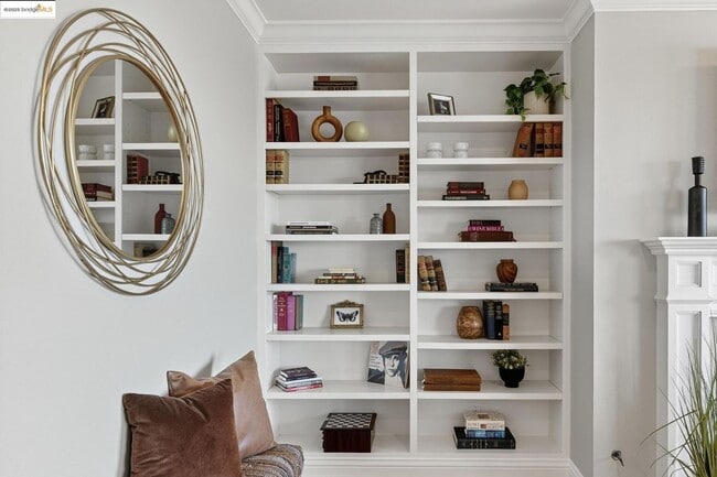 Building Photo - Four Bedroom Home with Panoramic Views