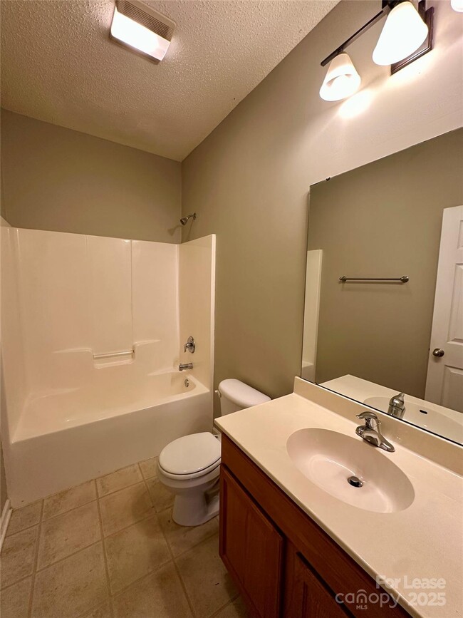 Building Photo - 3331 Robinwood Rd