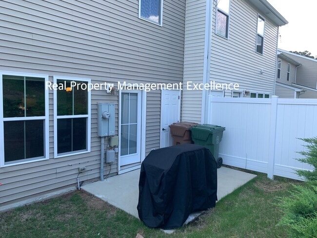 Building Photo - Gorgeous End-Unit TH In Desired Cary Location, Apply Now!