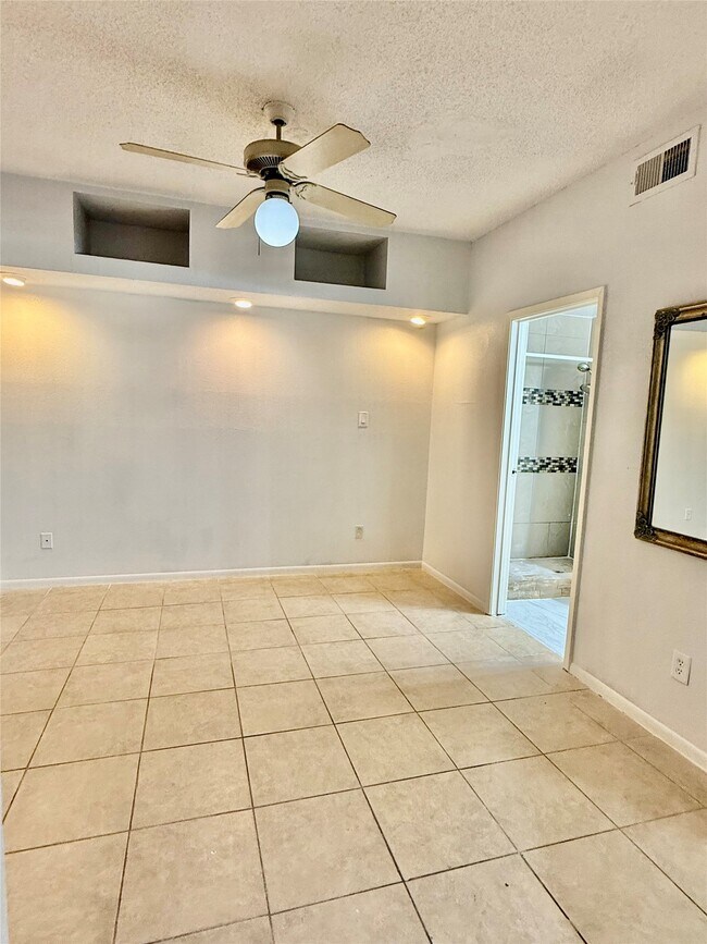 Building Photo - 10855 Meadowglen Ln