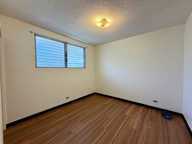 Building Photo - Punchbowl: 3 Bed, 1.25 Bath Apartment with 3 Tandem Parking Spots
