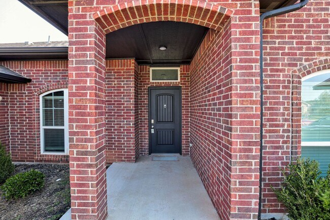 Building Photo - 2321 Norwood Dr