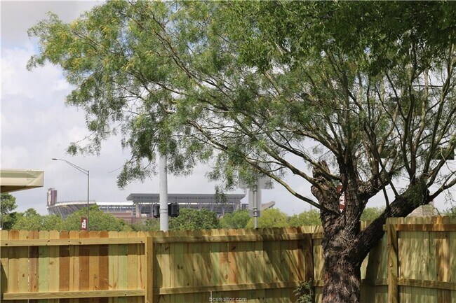 Building Photo - AUGUST PRE-LEASE!! 4 bed, 3 bath house on HUGE lot walking distance to Texas A&M!