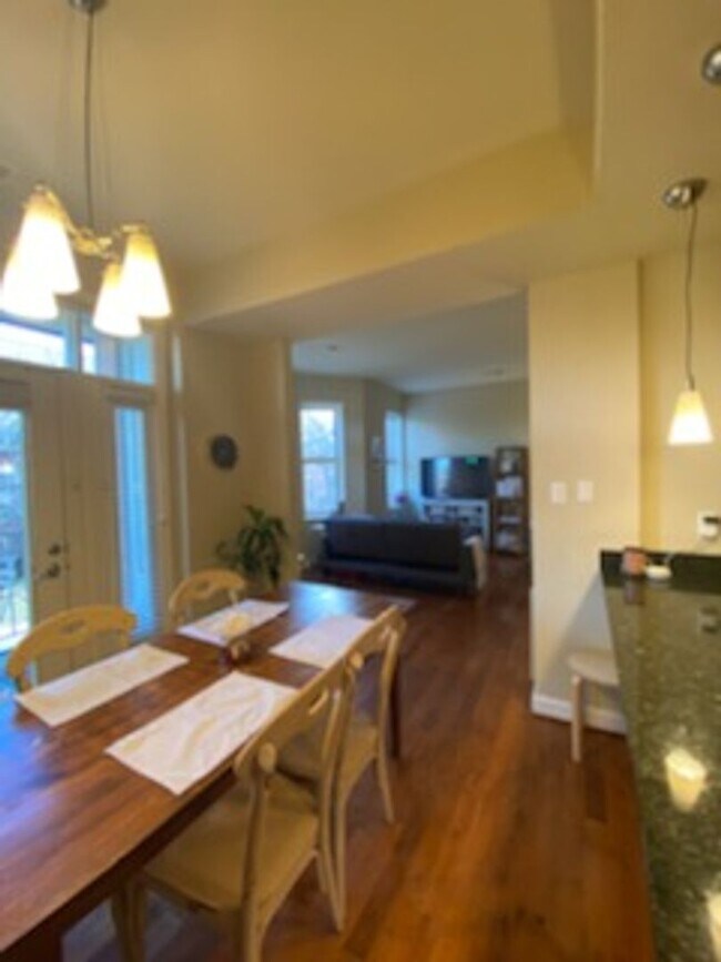 Building Photo - 627 Clara Ave