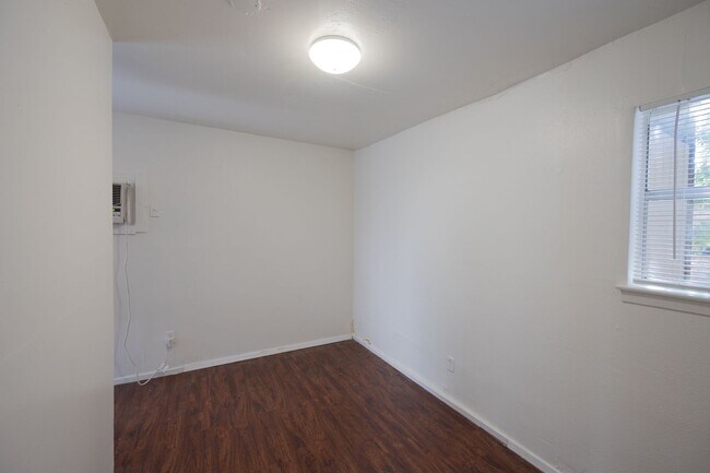 Building Photo - West Campus condos in small complex! W/D i...