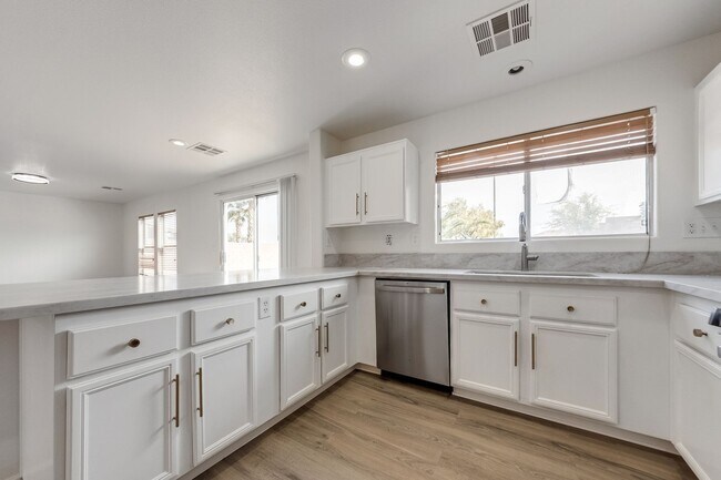 Building Photo - Fully Remodeled & Move-In Ready – Modern Finishes + Huge Loft!