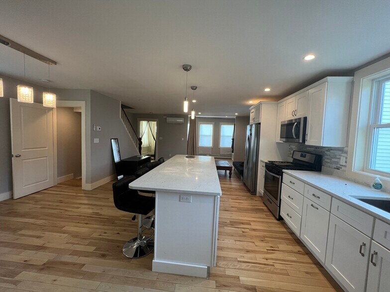 Building Photo - 39 Snow St