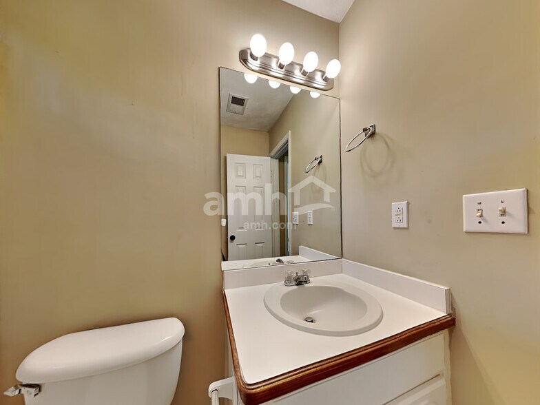 Building Photo - 685 Oxford Hall Dr SW