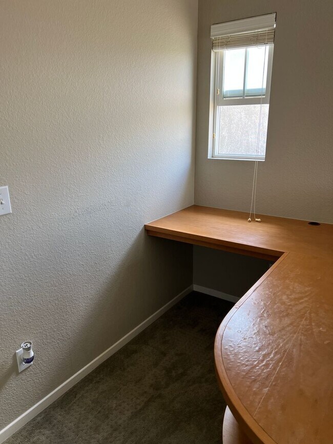 Building Photo - Elegant 3-Bedroom Home in Gated Vista Comm...