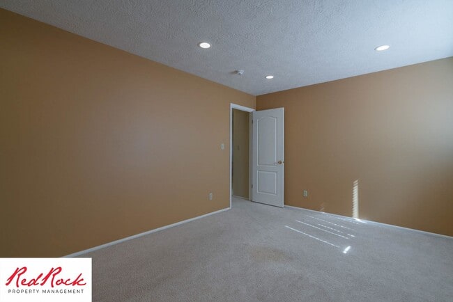 Building Photo - Spacious 5 Bedroom Home in A Quiet Communi...