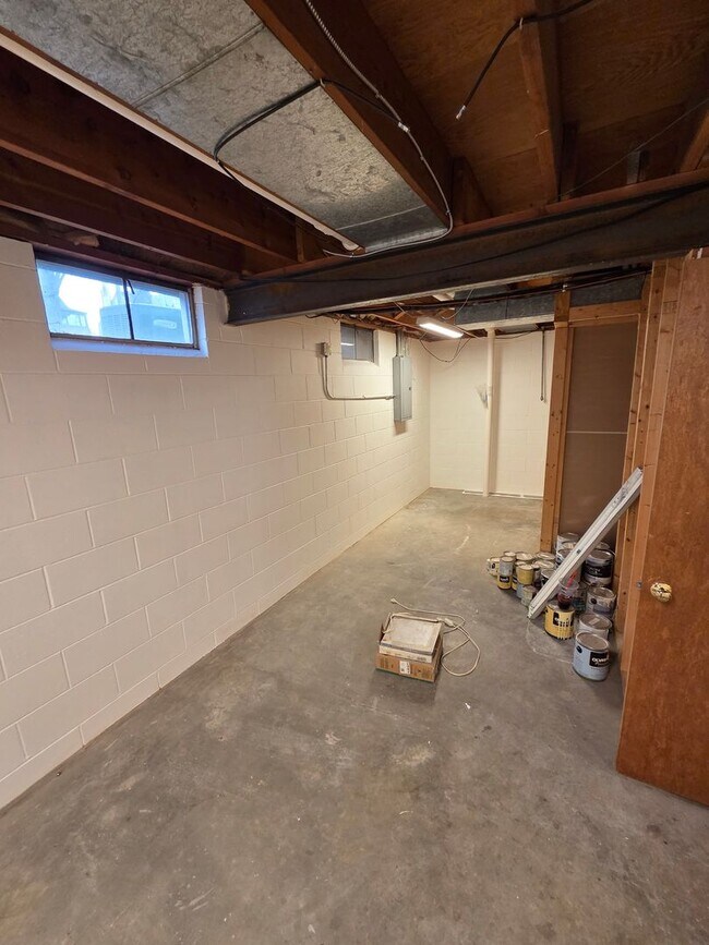 Building Photo - 3 bed 1.5 bath, 1 car garage, with fenced in backyard, newly remodeled!