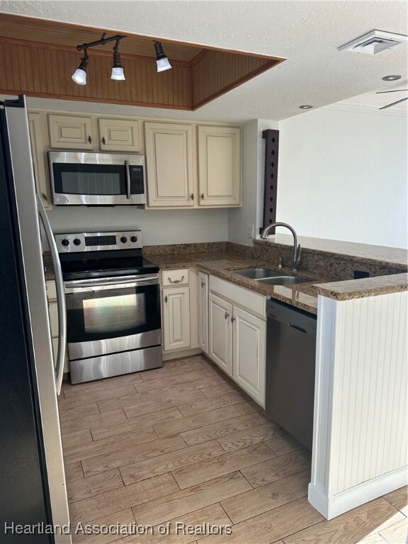 Building Photo - 2131 Lakeview Dr