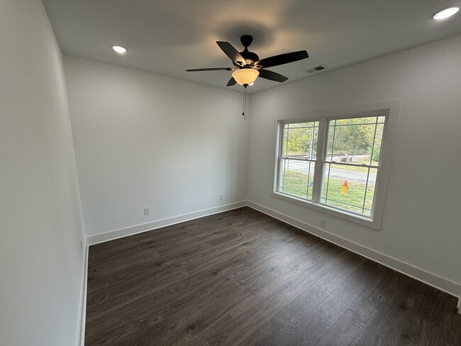 Building Photo - 1009 W Main St