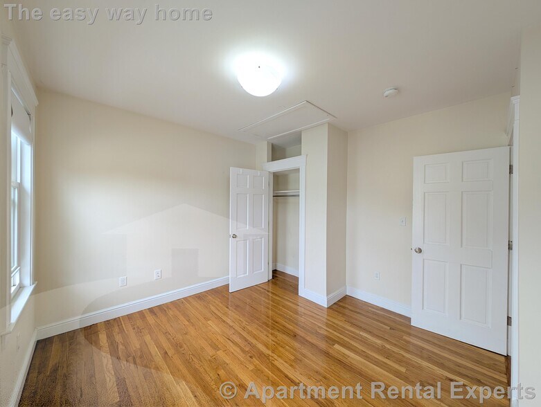 Building Photo - 7-9 Bonner Ave Unit #2