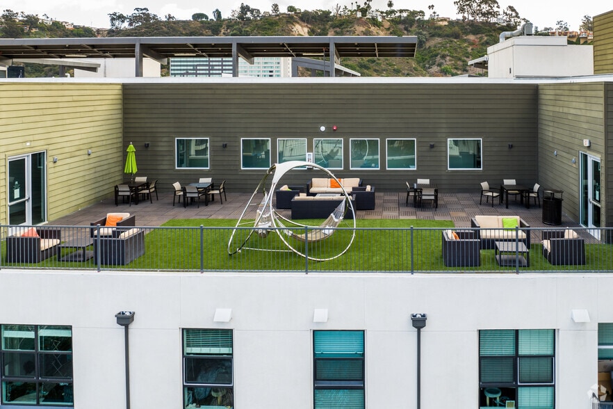 Rooftop Patio - Metro Mission Valley