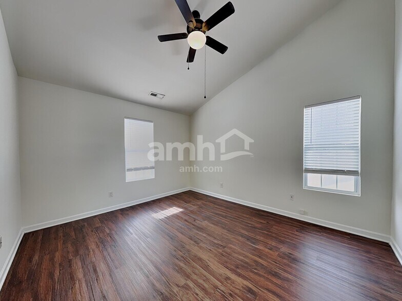 Building Photo - 547 Rockbridge Dr