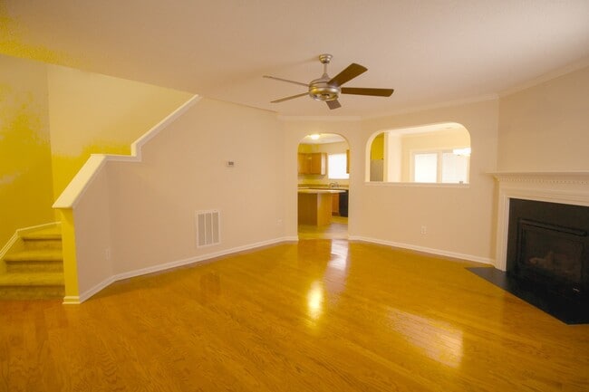 Building Photo - Spacious, Beautiful 3 BR, 2.5 bath with fenced in yard!