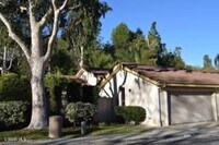Building Photo - This is a lovely 2 bedroom, 1 1/2 bathroom in the highly desirable, lovely Oak Park