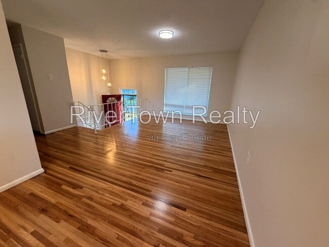 Building Photo - 1327 Busby Ave